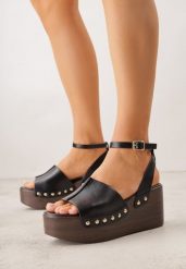 Czarne Sandały na Platformie i Koturnie z Nitami po Bokach Zaehesh. Czarne sandały damskie Renee, bez wzorów, z jeansu, bez obcasa, na koturnie, bez zapięcia. Za 99.99 zł.