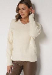 Jasnobeżowy Sweter z Domieszką Kaszmiru z Dekoltem w Serek Feralaine. Brązowe swetry klasyczne damskie Born2be, z jeansu, bez kołnierzyka. Za 109.99 zł.