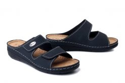 TAMARIS 1-27510-41 805 navy, klapki damskie. Niebieskie klapki damskie Tamaris, bez wzorów, bez obcasa, bez zapięcia. Za 179.90 zł.