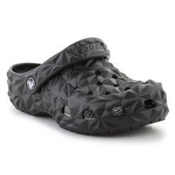 Klapki Crocs Classic Geometric Clog K 209572-001 czarne. Czarne klapki damskie bez wzorów, bez obcasa, bez zapięcia. Za 302.18 zł.