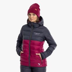 Kurtka damska hiking wodoodporna wiatroszczelna Östersund 2.0. Fioletowe kurtki damskie SWEDEMOUNT, bez wzorów, z puchu, bez kaptura. Za 699.99 zł.