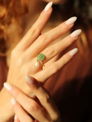 Pierres delicates Pozłacany pierścionek z perłą i cyrkoniami rozmiar: onesize. Białe pierścionki damskie Pierres delicates, z cyrkonią, pozłacane. Za 52.99 zł.