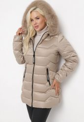 Beżowa Kurtka z Kapturem i Sztucznym Futerkiem Zapinana na Suwak Caitin. Brązowe kurtki damskie Born2be, xl, bez wzorów, z futra, z kapturem. Za 209.99 zł.