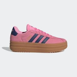 Sneakersy damskie ADIDAS VL Court Bold. Czerwone obuwie sportowe damskie Adidas, z kauczuku, bez zapięcia, trekkingowe. Za 339.99 zł.
