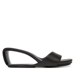 Klapki United Nude. Czarne klapki damskie United Nude, bez wzorów, bez obcasa, bez zapięcia. Za 829.99 zł.