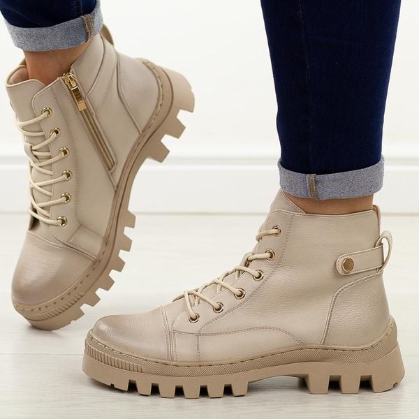 Beżowe botki damskie na traperze Potocki 19317. Brązowe botki damskie POTOCKI, na jesień, z dzianiny, casualowe, z okrągłym noskiem, bez obcasa, bez zapięcia. Za 229.00 zł.