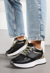 Czarne Sneakersy Ozdobione Napisem i Panterką Wakkaria. Czarne obuwie sportowe damskie Born2be, bez zapięcia. Za 99.99 zł.