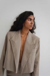 Krótka marynarka z lnem w kolorze CAPPUCCINO - MOOSE-S/M. Brązowe marynarki i żakiety damskie Marsala, m, bez wzorów, z bawełny, eleganckie. W wyprzedaży za 134.97 zł.