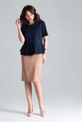Granatowa Elegancka Bluzka z Podwójną Baskinką. Czerwone bluzki damskie Katrus, s, bez wzorów, z materiału, eleganckie, bez kołnierzyka, bez ramiączek. Za 189.00 zł.