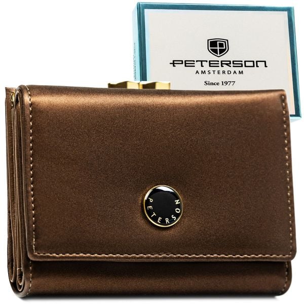 Średniej wielkości portfel damski wykonany ze skóry naturalnej i ekologicznej w brązowym kolorze, zamykany na bigiel i zatrzask PTN PS15-09-HNL Peters. Brązowe portfele damskie Peterson, bez wzorów, ze skóry. Za 119.99 zł.