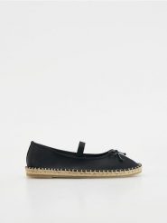 Espadryle z kokardą - czarny. Czarne espadryle damskie Reserved, bez wzorów, bez obcasa. W wyprzedaży za 65.99 zł.