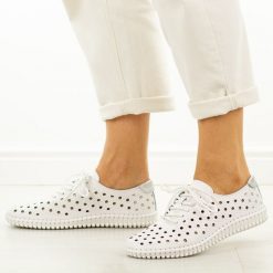 Białe ażurowe skórzane półbuty damskie Cambell 87320. Białe półbuty damskie Cambell, na lato, w ażurowe wzory, z jeansu, z okrągłym noskiem, bez obcasa, na płaskiej podeszwie, bez zapięcia. W wyprzedaży za 169.15 zł.