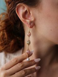 Pierres delicates Kolczyki w kolorze białym z perłami i kamieniami szlachetnymi rozmiar: onesize. Różowe kolczyki damskie Pierres delicates, z kwarcem, z mosiądzu. Za 43.99 zł.