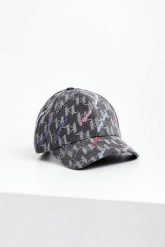 Czapka z daszkiem damska KARL LAGERFELD. Czapki z daszkiem damskie KARL LAGERFELD, bez wzorów. W wyprzedaży za 326.97 zł.