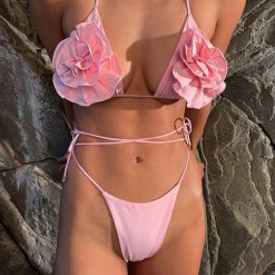 Bikini z regulowanym wiązaniem i kwiatowym wzorem na lato Filippina. Białe bikini Intica, bez wzorów. Za 159.00 zł.