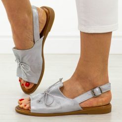 Srebrne skórzane płaskie sandały damskie Cambell 657. Szare sandały damskie Cambell, bez wzorów, z jeansu, bez obcasa, na płaskiej podeszwie, bez zapięcia. Za 179.00 zł.