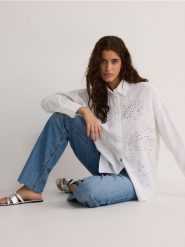 Oversizowa koszula z ażurowym haftem - biały. Białe koszule damskie Reserved, l, w ażurowe wzory, z bawełny, bez kołnierzyka, bez ramiączek. W wyprzedaży za 59.99 zł.