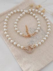 Atelier MIU Pozłacany naszyjnik z elementem ozdobnym - dł. 42 cm rozmiar: onesize. Białe naszyjniki damskie atelier MIU, z cyrkonią, pozłacane. Za 79.03 zł.