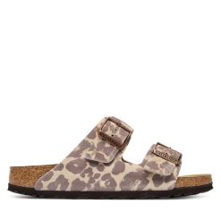 Klapki Birkenstock. Brązowe klapki damskie Birkenstock, bez wzorów, bez obcasa, bez zapięcia. Za 534.99 zł.