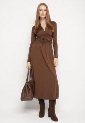 Brązowa Marszczona Sukienka Taliowana z Wiskozą z Dekoltem V i Długim Rękawem Emirie. Brązowe sukienki damskie Born2be, bez wzorów, z wiskozy, bez ramiączek. Za 159.99 zł.