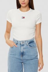 TOMMY JEANS Damski t-shirt w kolorze ecru. Brązowe t-shirty damskie Tommy Jeans, s, bez wzorów, z jeansu, bez kołnierzyka. W wyprzedaży za 143.99 zł.