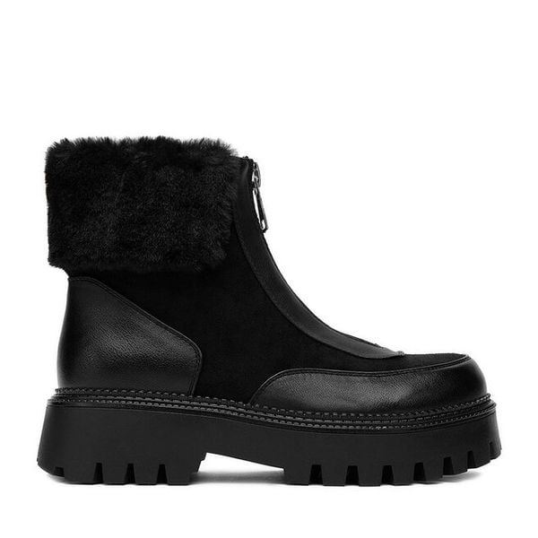 Botki DeeZee. Czarne botki damskie DeeZee, bez obcasa, na płaskiej podeszwie, bez zapięcia. Za 219.99 zł.