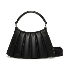 Torebka Lacoste. Czarne torebki klasyczne damskie Lacoste, bez dodatków. Za 822.99 zł.