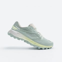 Buty do biegania w terenie damskie Kiprun XT8. Zielone obuwie sportowe damskie KIPRUN, z kauczuku, bez zapięcia, do biegania. Za 359.99 zł.