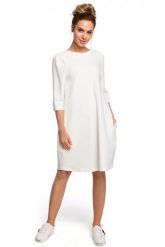 Sukienka oversize na co dzień bawełniana dekolt V na plecach ecru. Sukienki damskie MOE, bez wzorów, z bawełny, biznesowe, bez ramiączek. Za 289.00 zł.