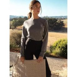 Sweter z dzianiny z logo dla kobiet PS of Sweden. Szare swetry klasyczne damskie PS OF SWEDEN, na zimę, z dzianiny, bez kołnierzyka. Za 568.00 zł.