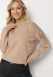 Ciemnobeżowy Sweter z Cyrkoniami Perłami i Cekinami Nevalitha. Brązowe swetry klasyczne damskie Born2be, na zimę, bez kołnierzyka. Za 129.99 zł.