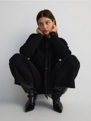 Jeansy culotte z paskiem - czarny. Czarne jeansy damskie Reserved, z podwyższonym stanem. W wyprzedaży za 89.99 zł.