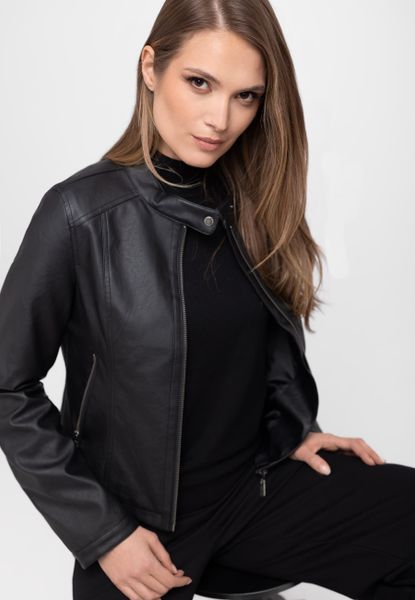 Kurtka z ekoskóry J-FITTYA. Czarne kurtki damskie Volcano, xs, bez wzorów, z materiału, bez kaptura. Za 259.99 zł.