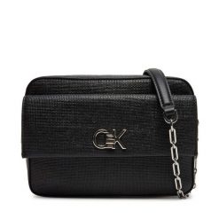 Torebka Calvin Klein. Czarne torebki wieczorowe damskie Calvin Klein, bez wzorów, bez dodatków. Za 319.99 zł.