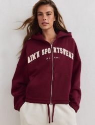 Damska bluza zapinana na zamek z kapturem Varsity bordowa. Czerwone bluzy damskie Aim'n, l, bez wzorów, z bawełny, z kapturem. Za 388.00 zł.
