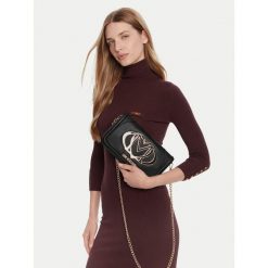 Torebka LOVE MOSCHINO. Czarne torebki wieczorowe damskie Love Moschino, bez wzorów, bez dodatków. Za 589.99 zł.