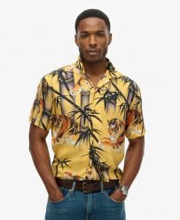 Superdry Koszula Hawaiian Resort z modalu – autentyczne nadruki kimono. Żółte koszule damskie Superdry, na lato, m, bez wzorów, z materiału, klasyczne, bez kołnierzyka, bez ramiączek. Za 305.15 zł.