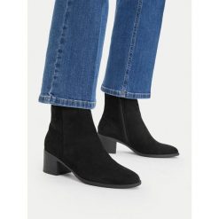 Botki JENNY. Czarne botki damskie Jenny, bez obcasa, na słupku, bez zapięcia. Za 169.99 zł.