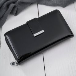 Portfel damski skórzany duży lakierowany czarny poziomy z RFID SP-25-BL. Czarne portfele damskie bez wzorów, z lakierowanej skóry. Za 119.00 zł.