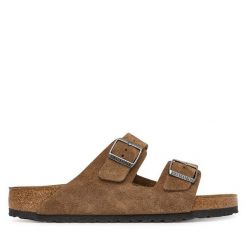 Klapki Birkenstock. Brązowe klapki damskie Birkenstock, bez wzorów, bez obcasa, bez zapięcia. Za 549.99 zł.