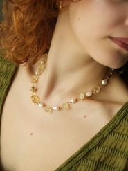 Pierres de Jade Pozłacany naszyjnik z elementami ozdobnymi - dł. 45 cm rozmiar: onesize. Białe naszyjniki damskie Pierres de Jade, z cytrynem, pozłacane. Za 113.99 zł.