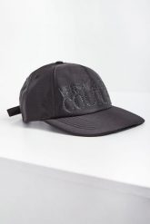 Czapka z daszkiem VERSACE JEANS COUTURE. Czapki z daszkiem damskie Versace Jeans Couture, bez wzorów, z jeansu. W wyprzedaży za 200.97 zł.
