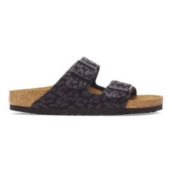 Klapki damskie BIRKENSTOCK Arizona SYN Leo Black. Czarne klapki damskie Birkenstock, bez wzorów, ze skóry, bez obcasa, bez zapięcia. Za 399.99 zł.