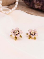 Pierres de Jade Pozłacane kolczyki-wkrętki z perłami i kamieniami szlachetnymi rozmiar: onesize. Różowe kolczyki damskie Pierres de Jade, z cyrkonią, pozłacane. Za 56.99 zł.