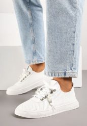 Białe Tenisówki z Perforacją i Zdobieniem z Cyrkoniami i Perełkami Pasaniela. Białe obuwie sportowe damskie Born2be, z jeansu, bez zapięcia, tenisowe. Za 49.99 zł.