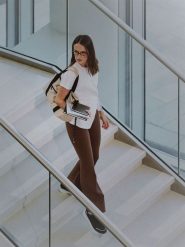 4F Legginsy w prążki z rozszerzanymi nogawkami damskie - brązowe S. Brązowe legginsy damskie 4F, s, bez wzorów, z dzianiny. Za 149.99 zł.