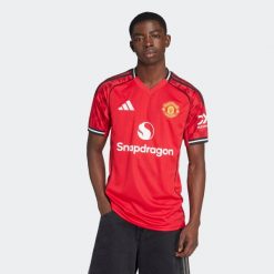 Koszulka piłkarska ADIDAS Manchester United 25/26 domowa. Bluzki damskie Adidas, l, bez wzorów, bez kołnierzyka, bez ramiączek. Za 459.99 zł.