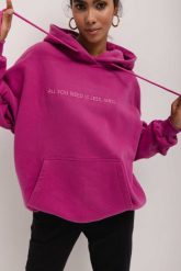 Bluza z kapturem oraz HAFTEM w kolorze MAGENTA VIOLET - GARSON skin peach-UNI. Pomarańczowe bluzy damskie Marsala, bez wzorów, z bawełny, z kapturem. Za 329.90 zł.