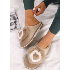 Beżowe Kapcie Pyrhede. Brązowe kapcie damskie Renee, z weluru. Za 24.99 zł.