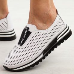 Białe skórzane półbuty damskie S.Barski 672. Białe półbuty damskie S.BARSKI, na lato, w ażurowe wzory, z gumy, z okrągłym noskiem, bez obcasa, bez zapięcia. Za 219.00 zł.